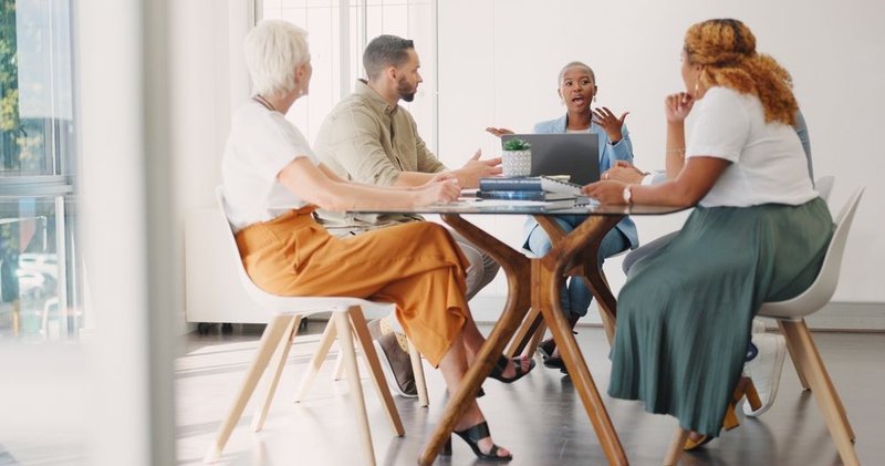 pessoas do marketing social reunidos discutindo eestrategias em uma mesa